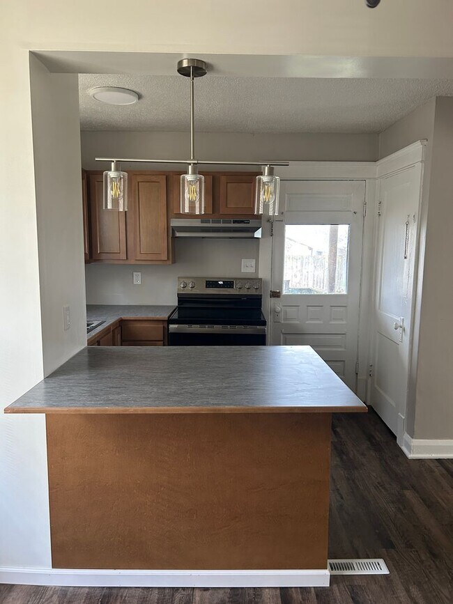 Building Photo - Updated 2/3 Bedroom Bedroom Austintown Home for Rent