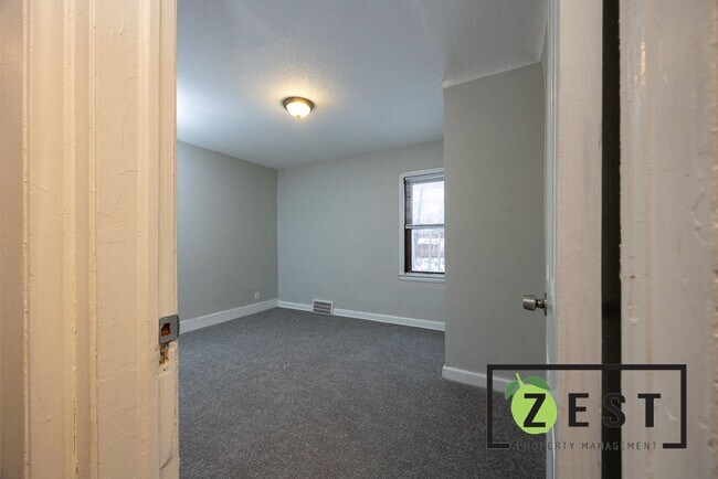 Building Photo - 2 BDRM 1 BTH