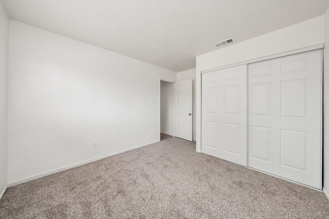 Building Photo - Charming 3BR, 1BA House with Private Backyard