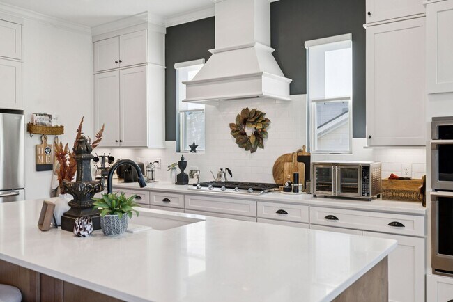 Building Photo - Luxurious living space *Fully furnished and impeccably designed*