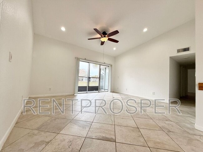 Building Photo - 4559 Lakeway Dr