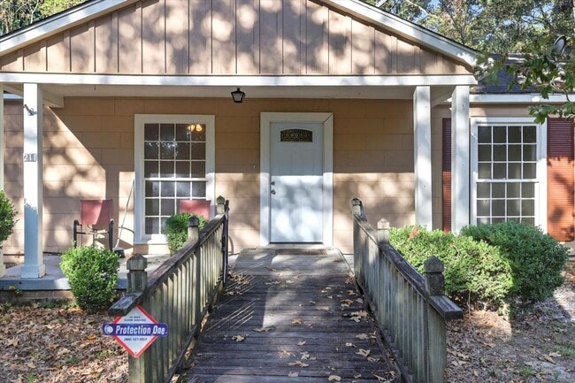 Building Photo - 211 W Lakeview Dr
