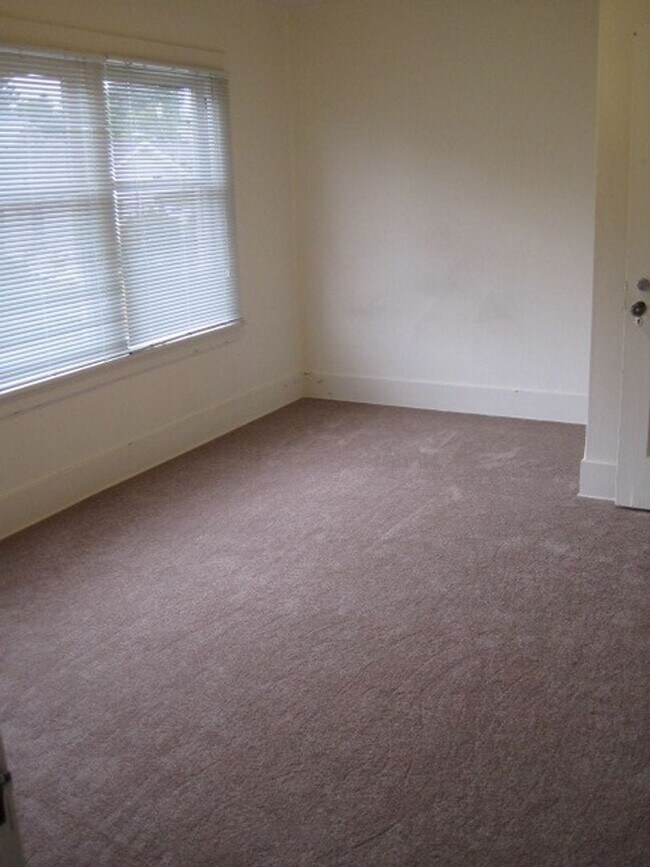 Building Photo - Live in Wallingford and Be Close to Everything!