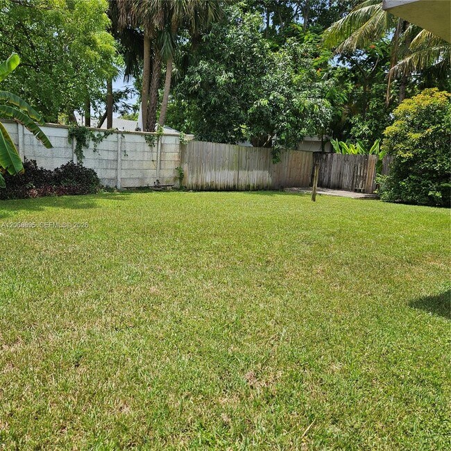 Building Photo - 1008 NE 34th Ct
