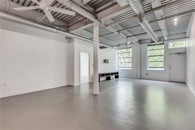 Building Photo - 400 Village Pkwy