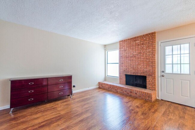 Building Photo - Three Bedroom Two Bath NE Heights