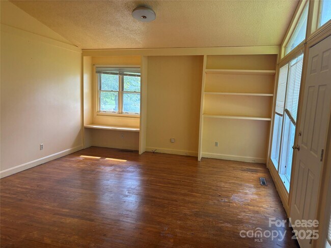 Building Photo - 724 Oakdale Dr