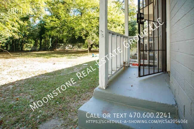 Building Photo - Spacious 2-story townhome apartment in Eas...