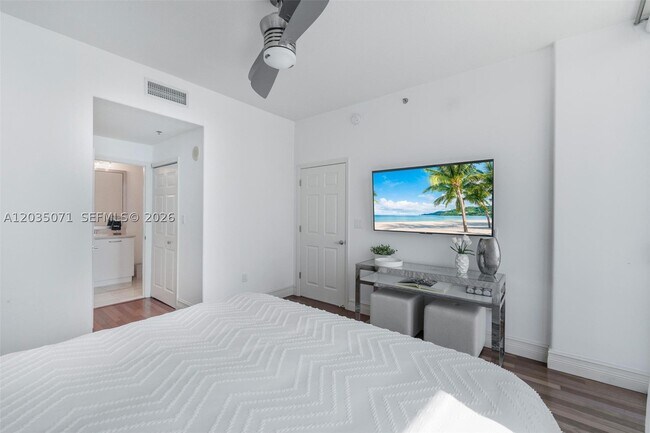 Building Photo - 6515 Collins Ave