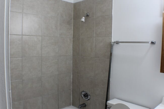 Building Photo - 706 W Ivanhoe Ln