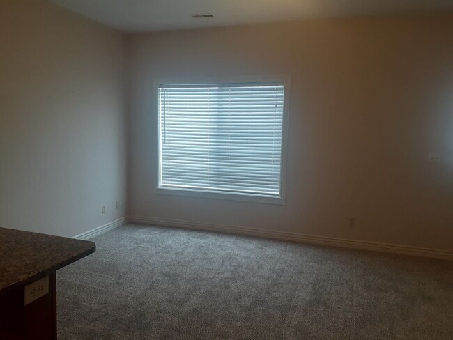 Building Photo - 3 Bed, 2.5 Bath, Rock Creek Townhome