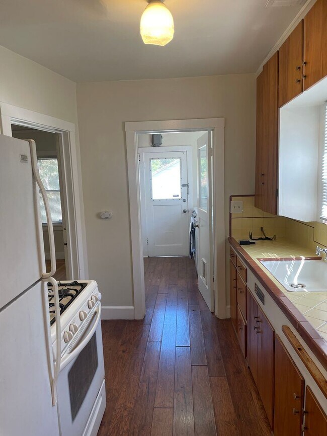 Building Photo - 2 Bedroom 1 Bathroom Home in West Tahoe Park