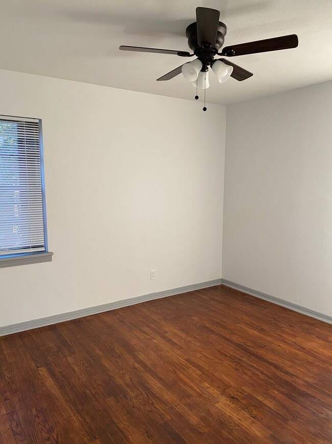 Building Photo - Sunset Acres Beauty