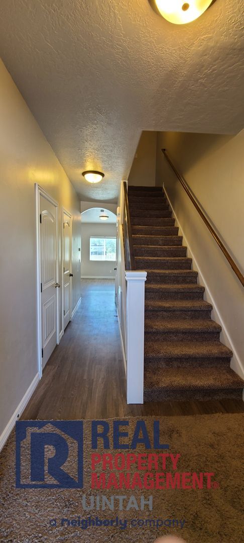 Building Photo - Cozy 3 Bedroom 2 1/2 Bath Condo