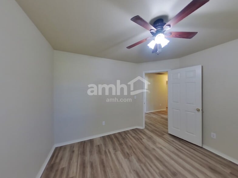 Building Photo - 585 N Katie Way