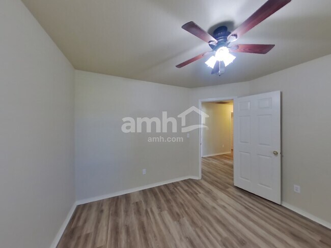 Building Photo - 585 N Katie Way