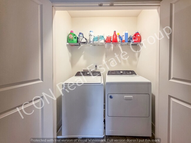 Building Photo - Spacious 3/2.5 Townhome