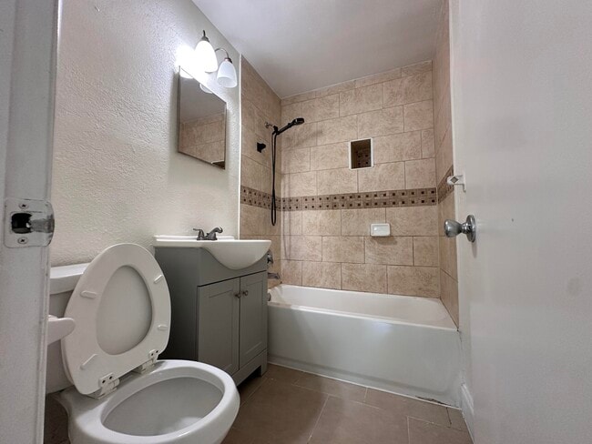 Building Photo - 840 W 1st St