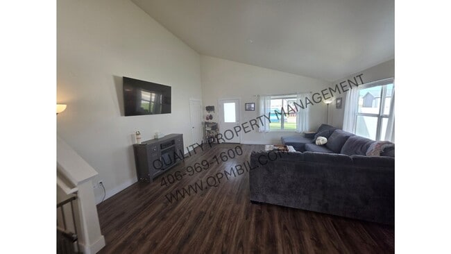 Building Photo - BEAUTIFUL 3 BED 2 BATH SINGLE FAMILY HOUSE...
