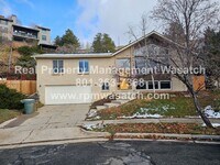 Building Photo - 985 Northcliffe Dr N