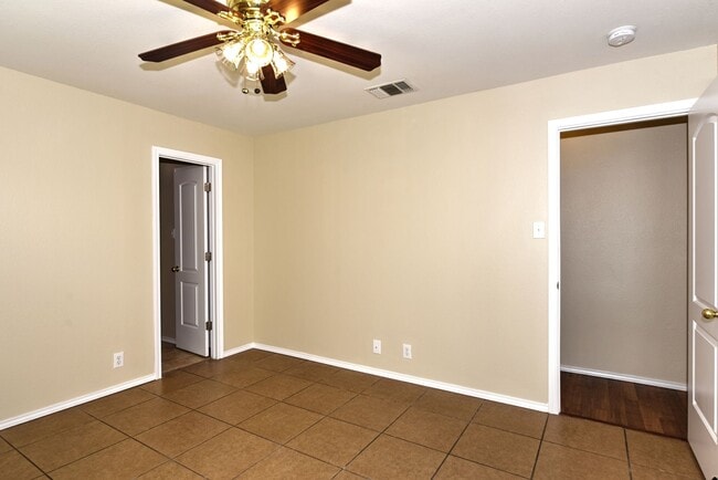 Building Photo - GREAT LOCATION: 1604 & SHAENFIELD  |  3 BE...