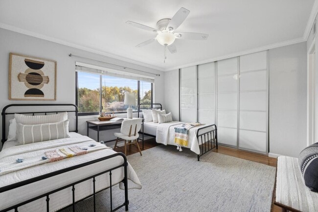 Building Photo - 646 S Ahwanee Terrace