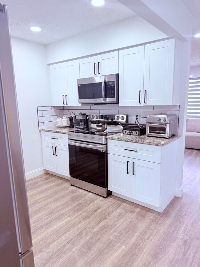 Building Photo - 302 SW Whitmore Dr