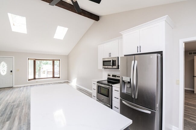 Building Photo - 3 bed 2 bath Home in Lakes of the Four Sea...