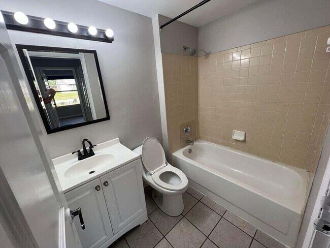 Building Photo - 1068 Grandview Cir