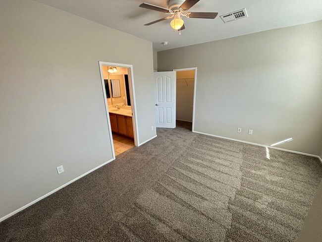 Building Photo - Gorgeous 6Bed/5Bath/4Car, 2-Story Home located in the Mountains Edge