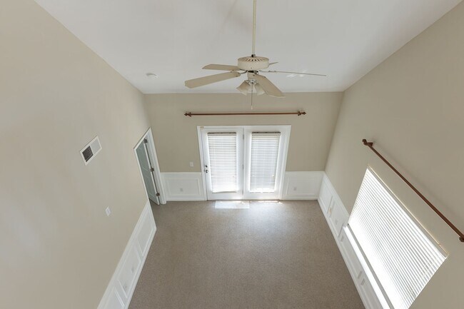Building Photo - 121 Goldfinch Ave
