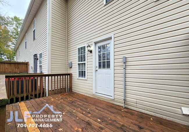 Building Photo - 2 Bed/1.5 Bath Brick Townhome in Concord!