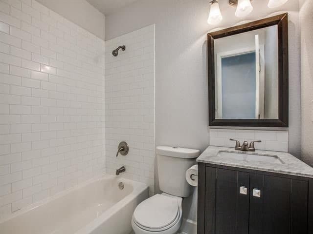 Hall Bath - 301 NW Wintercrest Rd