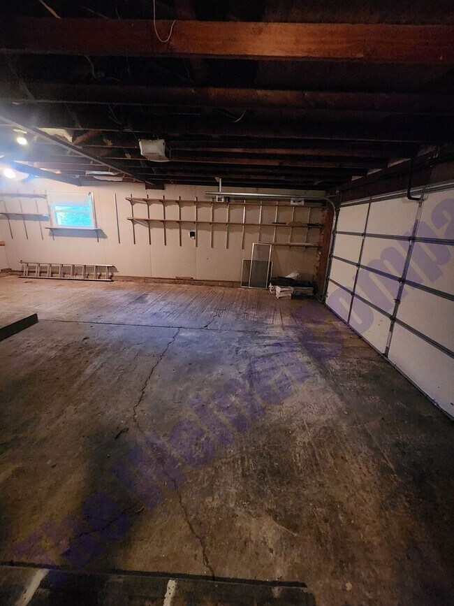 Building Photo - 4 Bedroom 2 bath House Available August 1st!