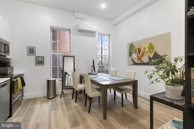 Building Photo - 212 Catharine St