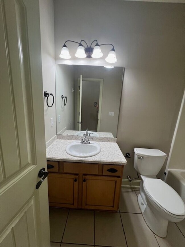 Building Photo - Southern Comfort & Style: Discover This Be...