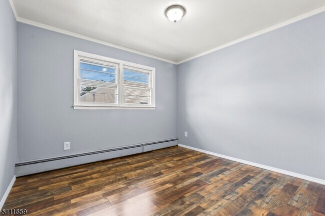 Building Photo - 557 E Elm St