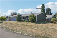 Building Photo - Open Concept: 3 Bed, 1.5 Bath Hidden Gem!