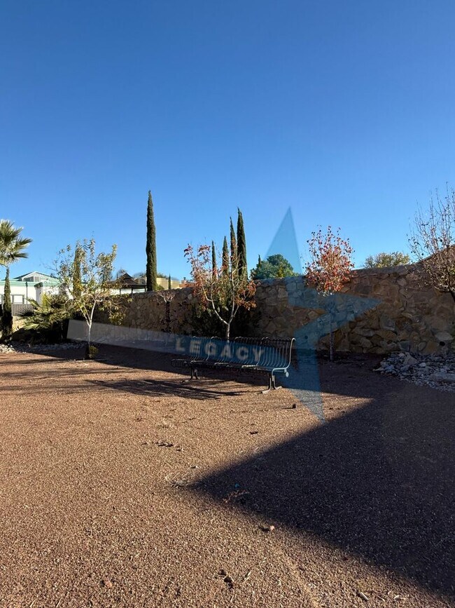 Building Photo - 4 bedroom, 4 bath house - Must see landscaping!