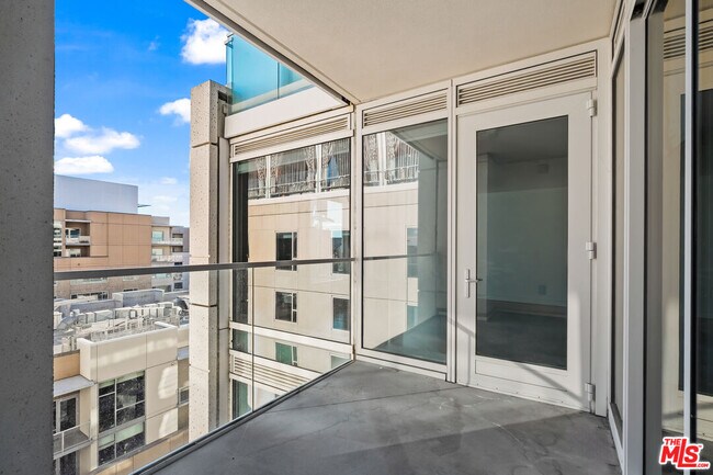 Building Photo - 6250 Hollywood Blvd