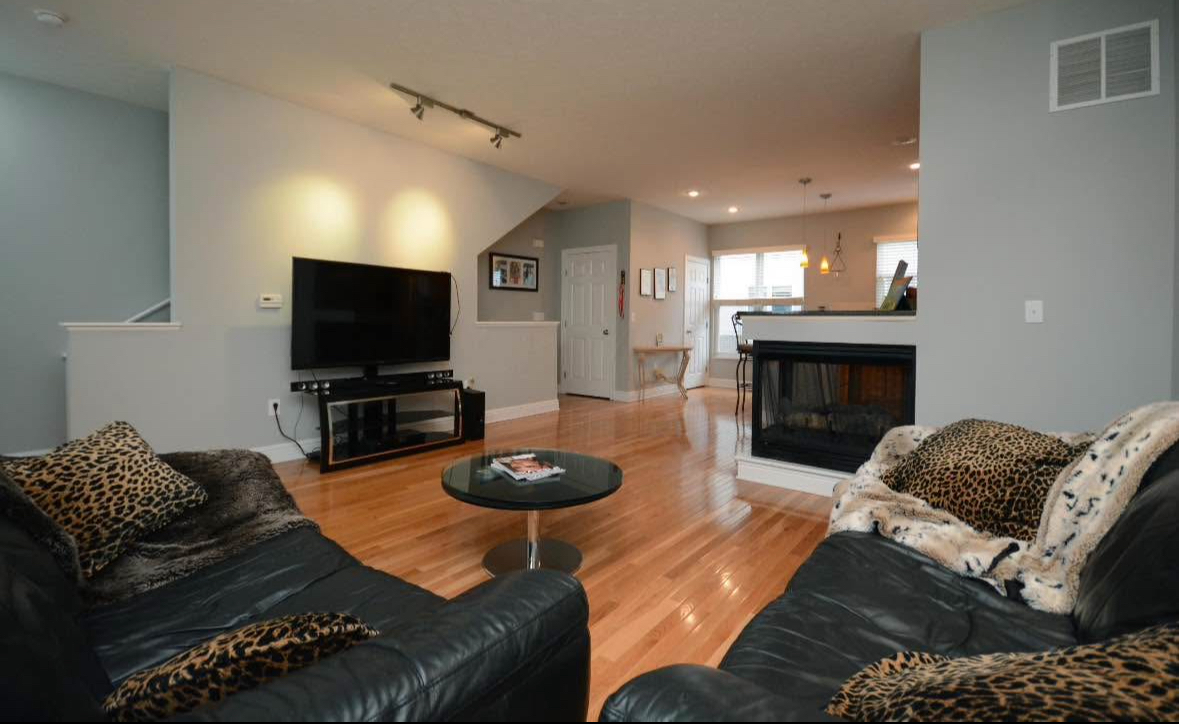 Open floorplan living room - 1834 Northwest Blvd