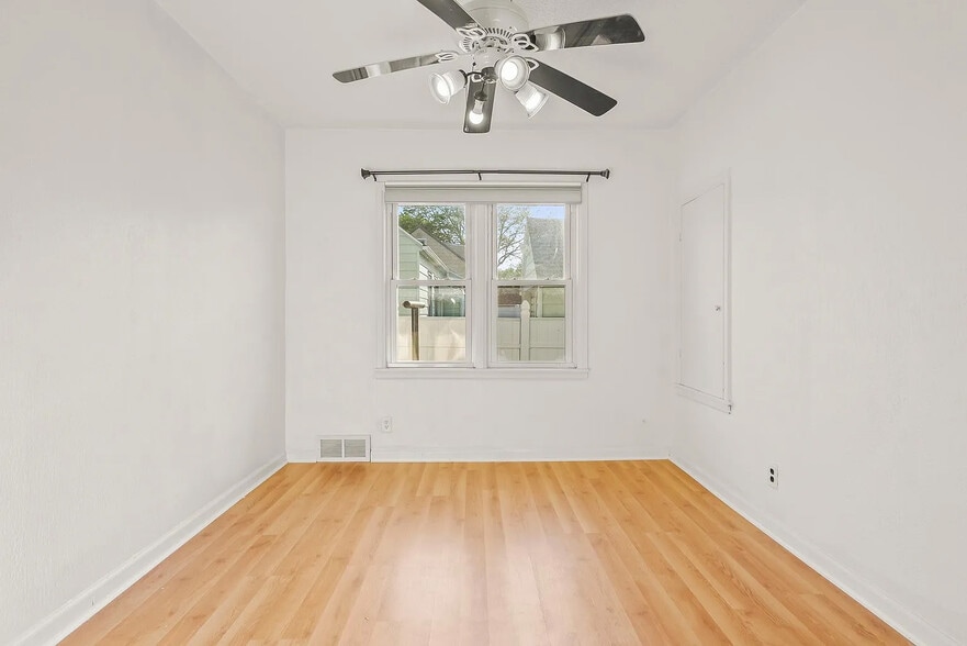 Building Photo - 1520 W 9th St