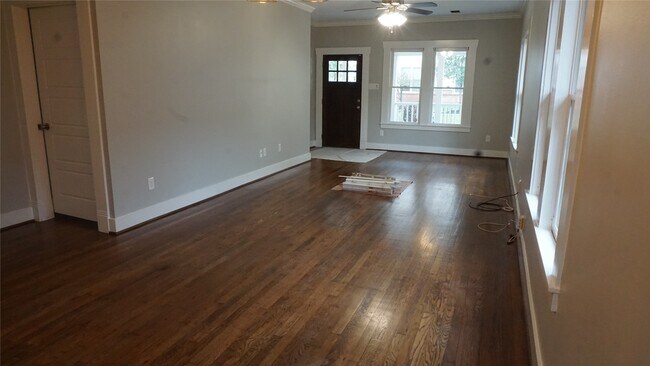 Building Photo - 825 Algregg St