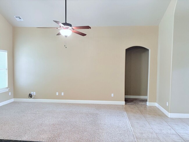 Building Photo - Large four bedroom home in Edmond