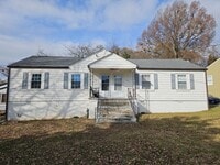 Building Photo - 210 SE Lakewood Dr