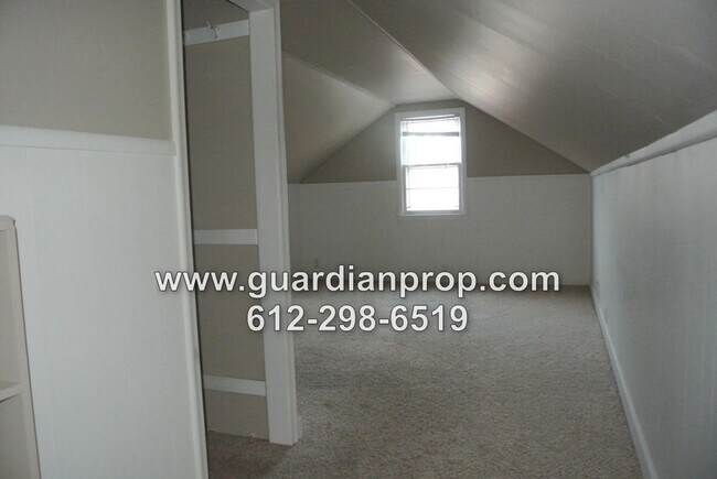 Building Photo - House in Midway Available August 1, Hardwo...