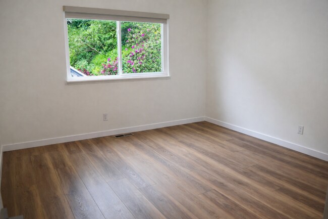 Building Photo - Crest23-25