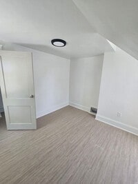 Building Photo - 3 Bedroom Single Family | Section 8 Welcomed