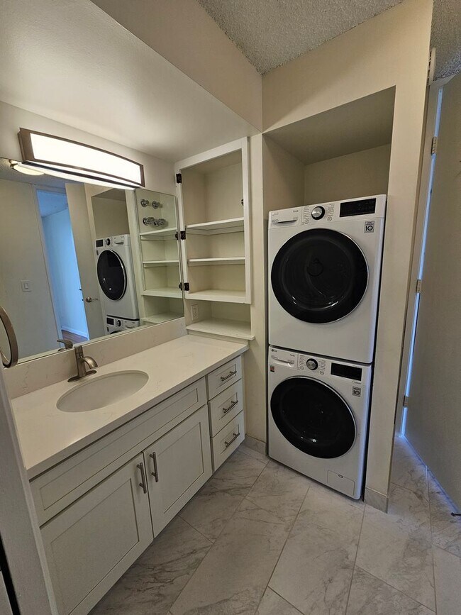 Building Photo - Condo with Lanai, Pool & Prime Location