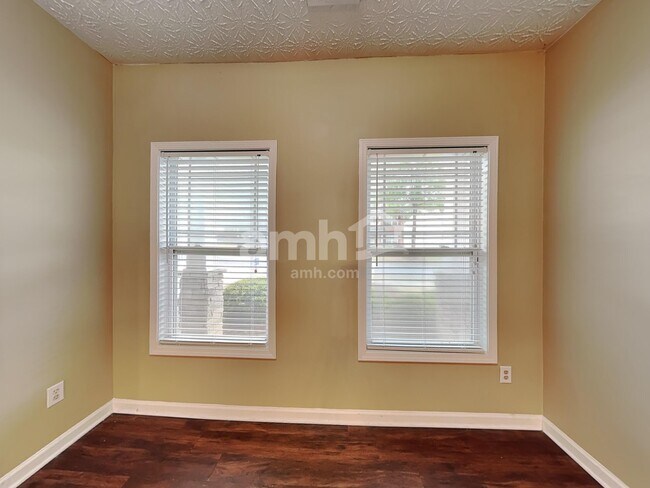 Building Photo - 2175 Village Green Dr